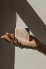 Lade das Bild in den Galerie-Viewer, Calamine &amp; Oatmeal Soothing Cleansing Bar
